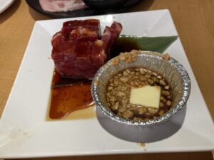 焼肉きんぐ、花咲きロースとカリバタ醤油