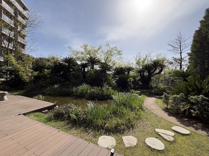 佳松苑 施設 大きな庭園