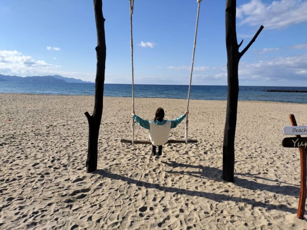 夕日ヶ浦海岸のブランコ