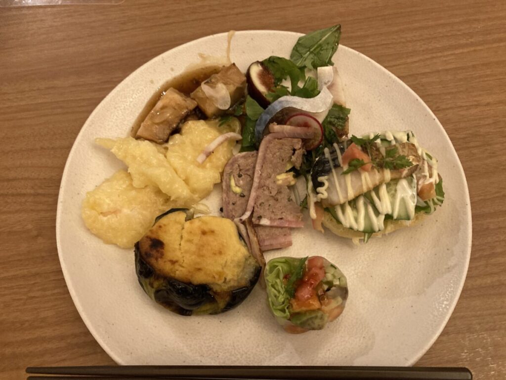 清風荘 画像:生春巻き・パテ・窯焼きの前菜盛り