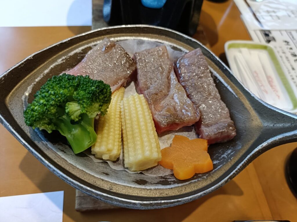 長良川温泉ホテルパークの陶板焼き飛騨牛ステーキ
