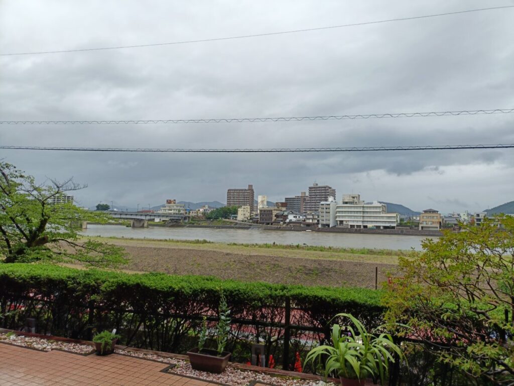 長良川温泉ホテルパークのロビーバルコニーからの景色
