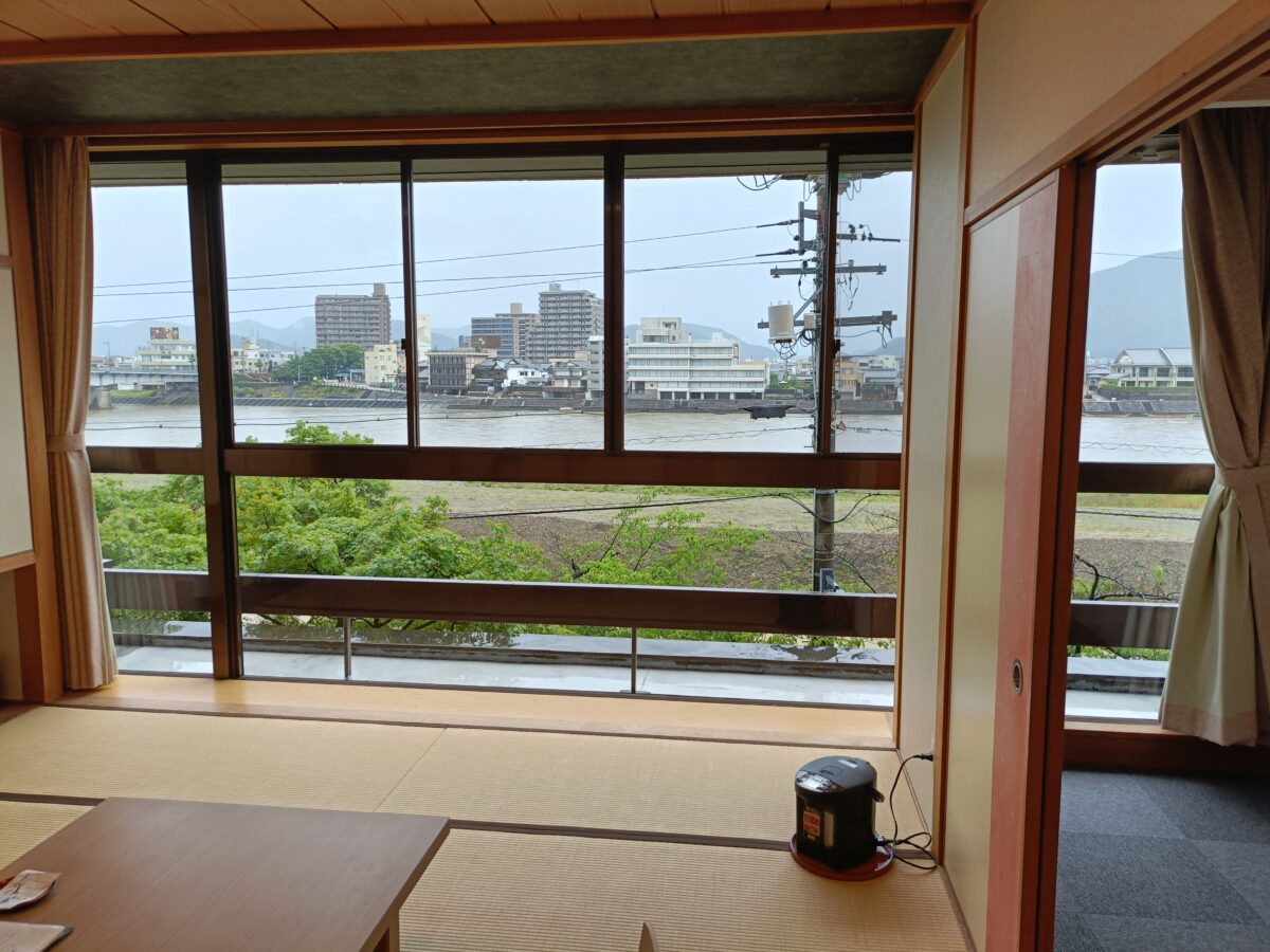 長良川温泉ホテルパークの客室窓から見える長良川の景色