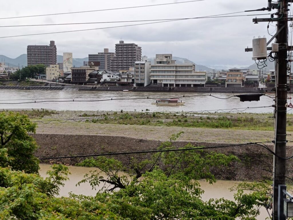 長良川温泉ホテルパークの客室窓から見える長良川の景色