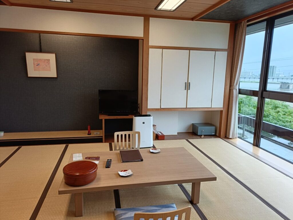 長良川温泉ホテルパークの和室、テーブルとテレビのある客室内