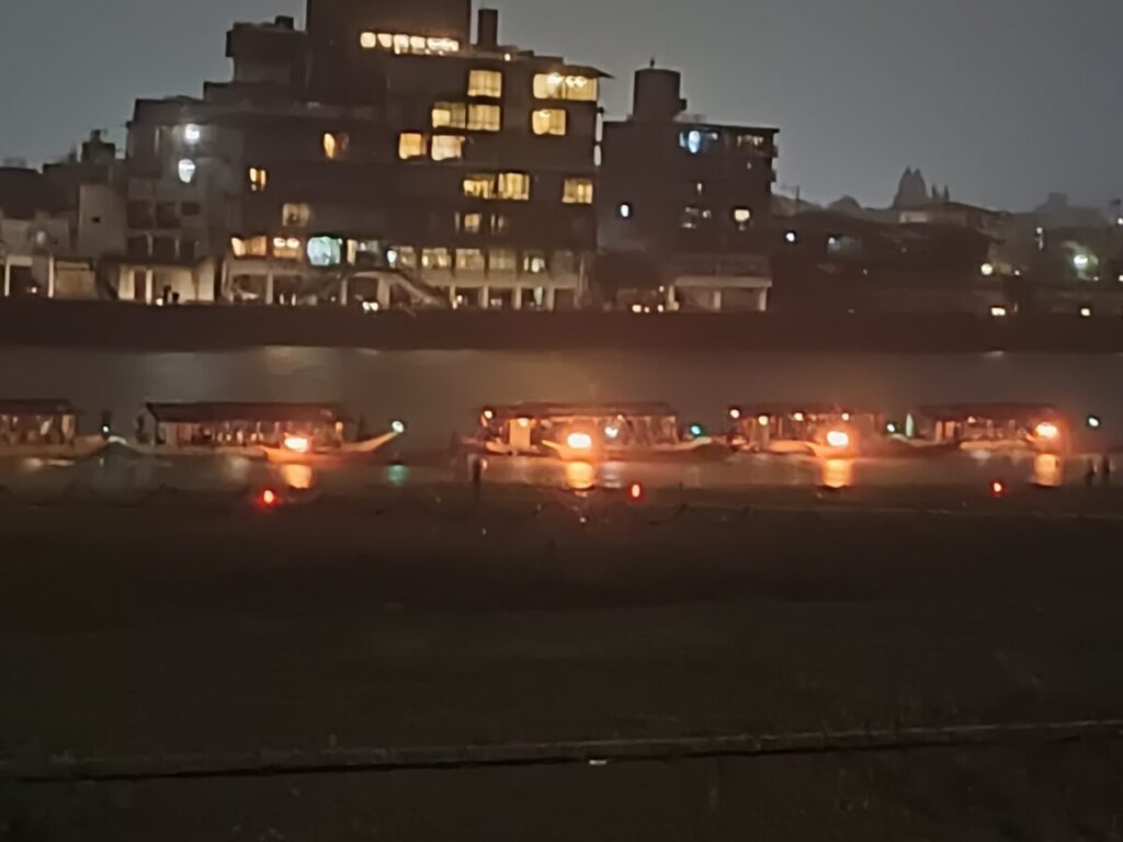長良川温泉ホテルパークの客室から見た夜の鵜飼と屋形船の灯り