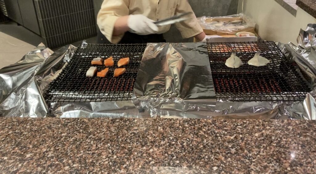 清風荘 画像:焼き魚の実演