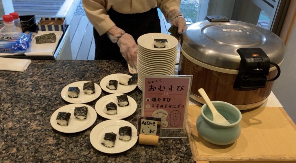 清風荘 画像:おにぎりコーナー