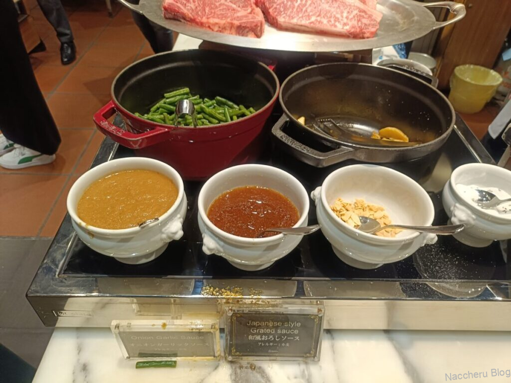 ホテル川久 画像:ステーキの薬味とソース