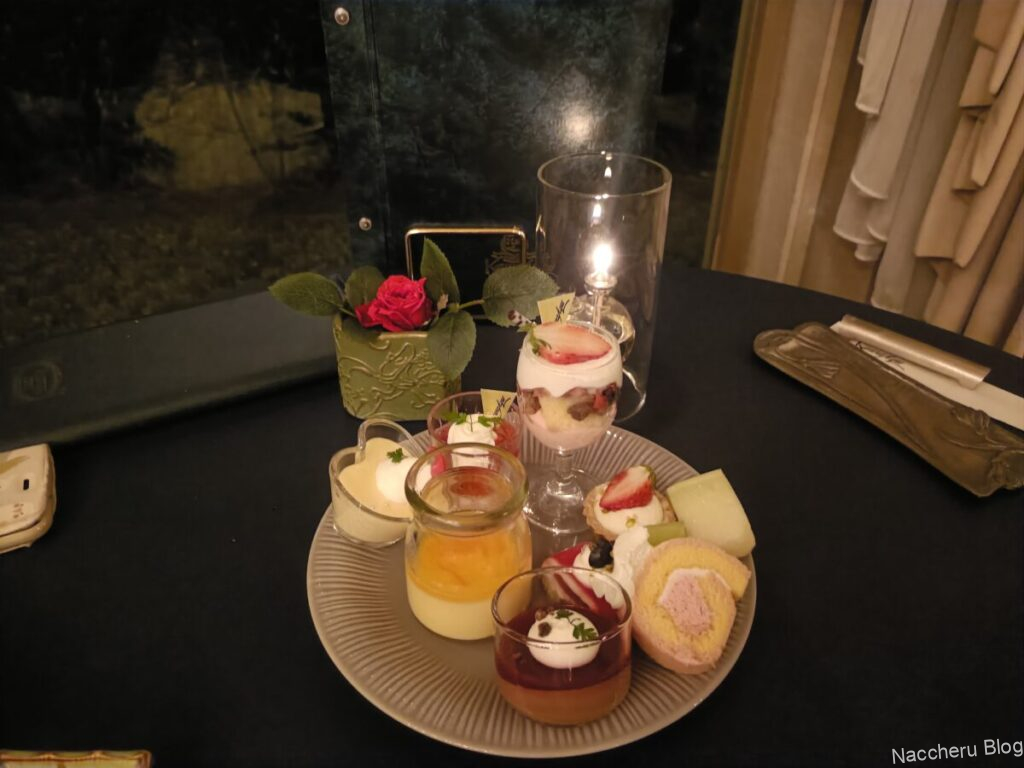 ホテル川久 画像:デザート盛り合わせ(キャンドル・お花付きのテーブル)