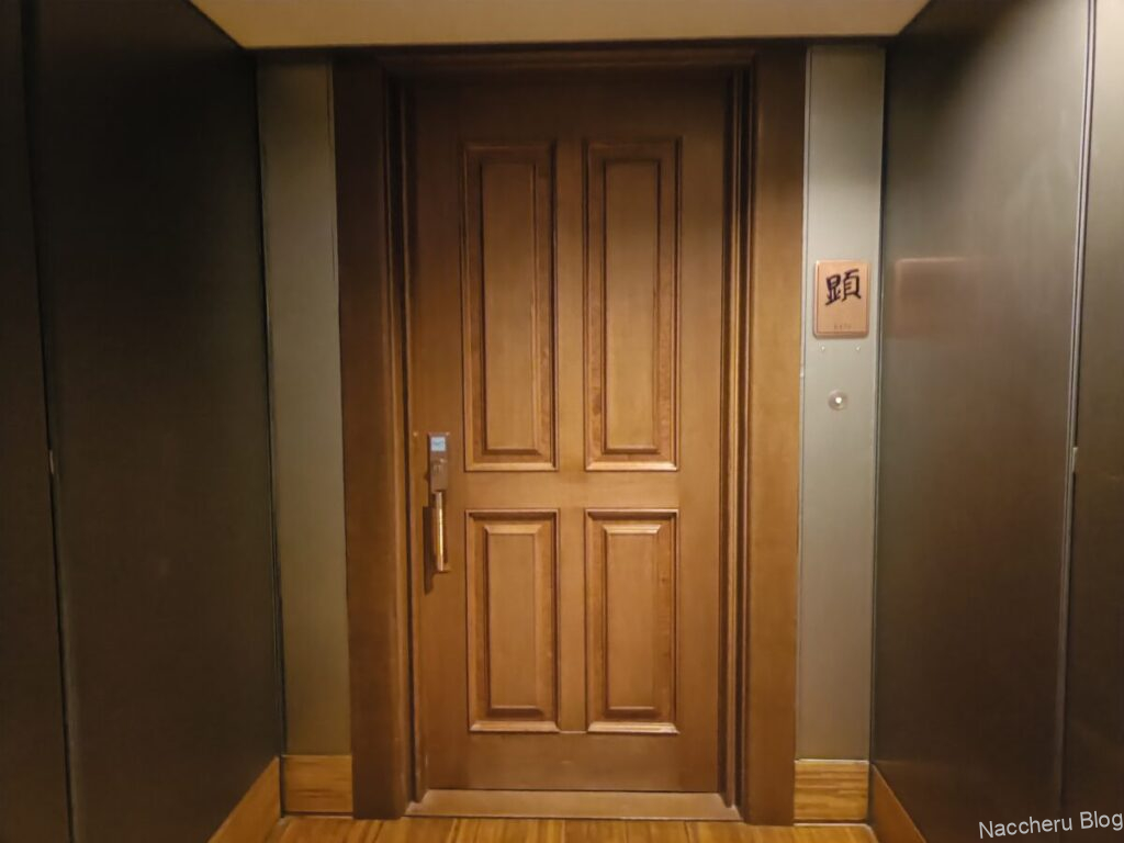 ホテル川久 画像:客室の入口ドア