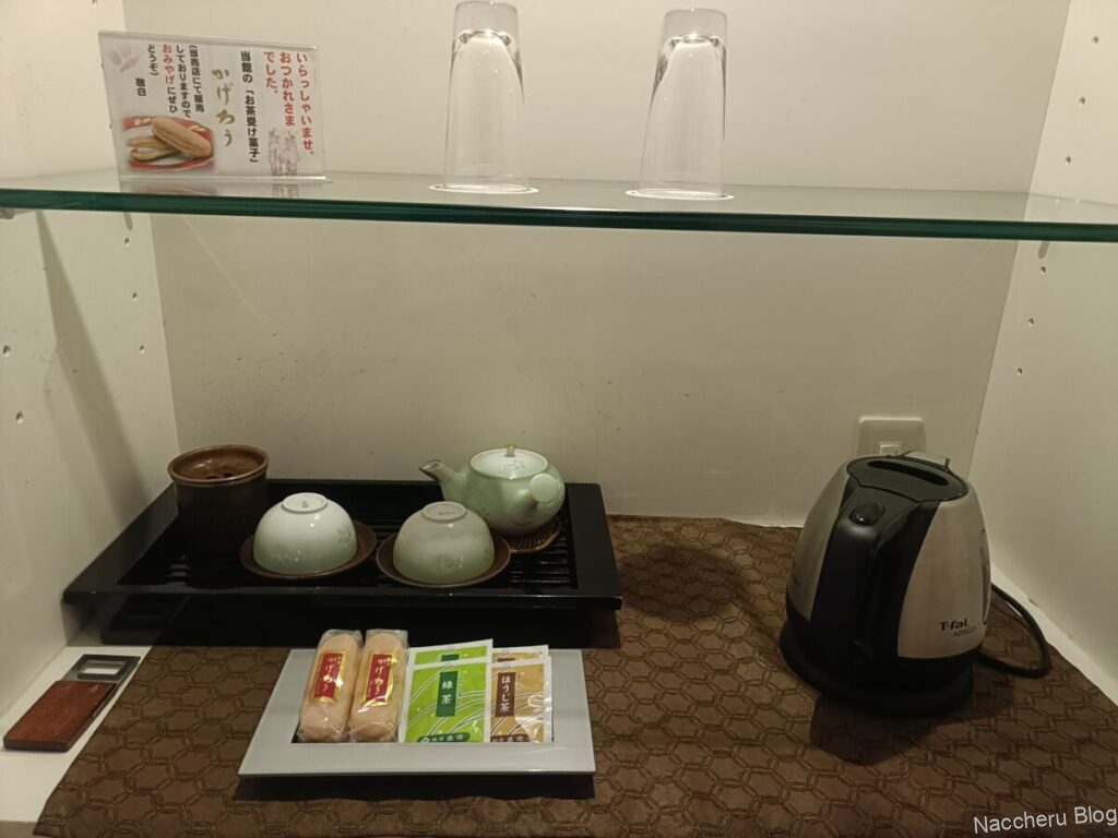 ホテル川久 画像:お茶コーナー(お水・お茶菓子・ポット)